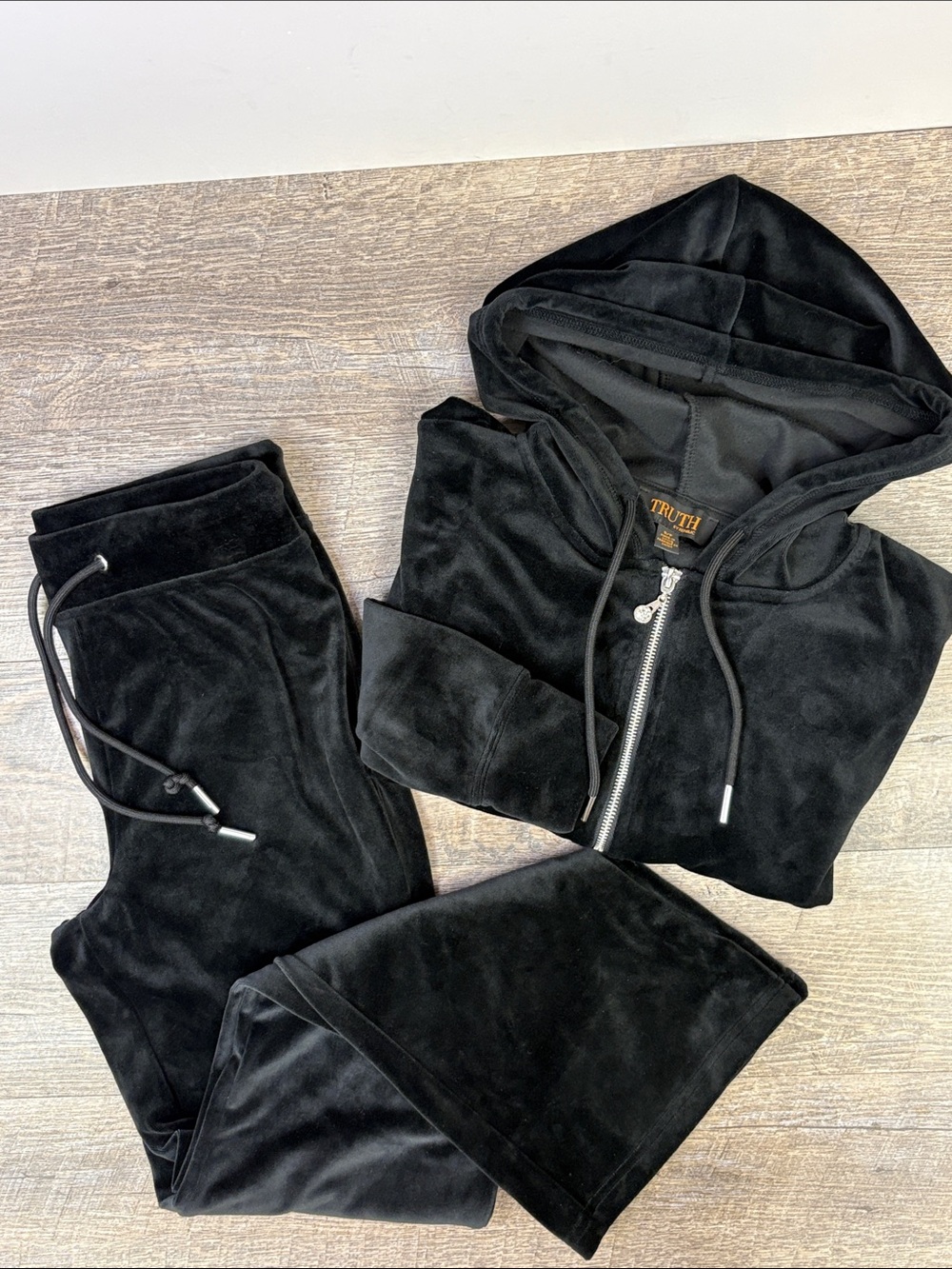Truth by Republic Black Velour Rhinestone Skull Tracksuit Set – Women’s Small